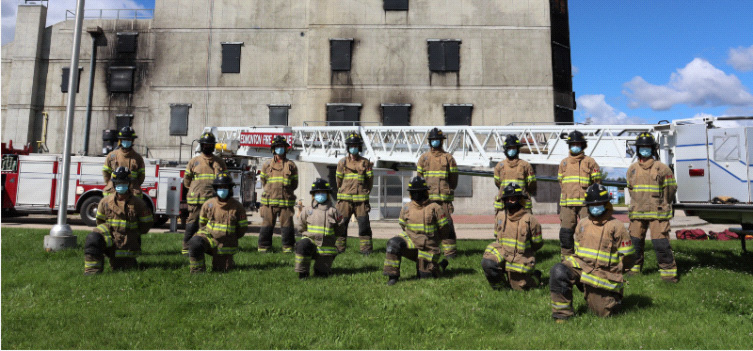 [사진] 소방 사관후보생 프로그램 현장 실습 모습 (출처: https://www.edmonton.ca/programs_services/fire_rescue/edmonton-fire-cadets)