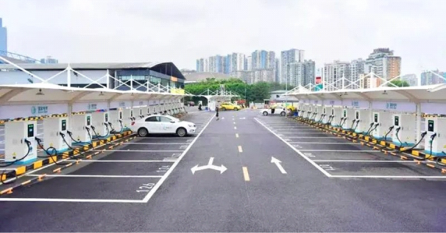 [사진] 충칭市 정부가 운영하는 공영 전기자동차 초고속 충전소 (출처: 충칭일보)