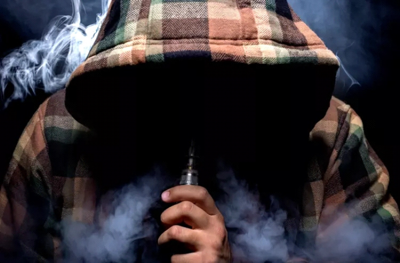 [그림] 전자담배를 피는 중국의 젊은 남성을 형상화한 이미지 (출처: 왕이뉴스)