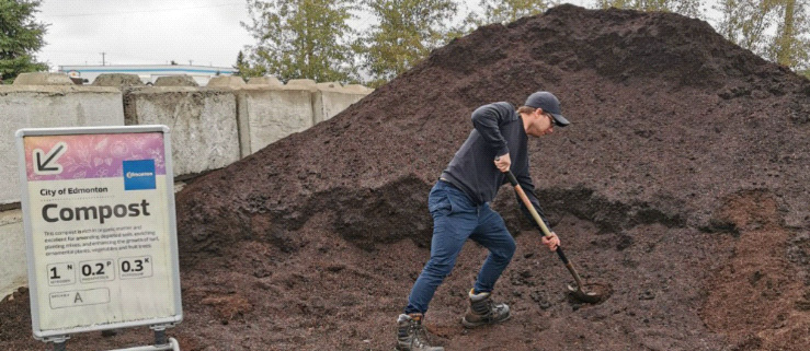 [사진] 무료 퇴비 제공 서비스를 통해 퇴비를 가져가는 모습 (출처: https://www.edmonton.ca/programs_services/garbage_waste/free-compost)