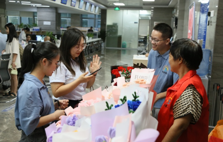 [그림] 혼인신고를 하러 온 이들에게 축하 꽃다발을 나눠 주는 자원봉사자와 정신장애인 (출처: 상유신문)
