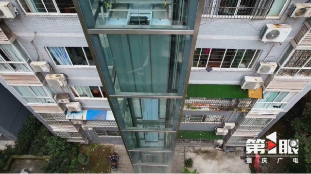 [그림] 구형 아파트에 새로 부설한 엘리베이터(출처: 충칭라디오방송)